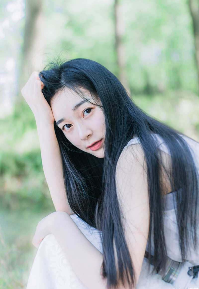 一行人放慢了速度，戒备着四周，缓缓接近建立在半山腰上的营寨，越是靠近，空气中，那股血腥味就越重，就算是普通人也能够闻到。